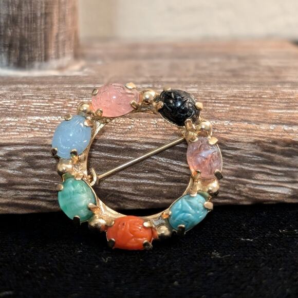 Vintage Ancient Egyptian Revival Carved Resin Scarab Wreath Circle Brooch - Picture 1 of 5